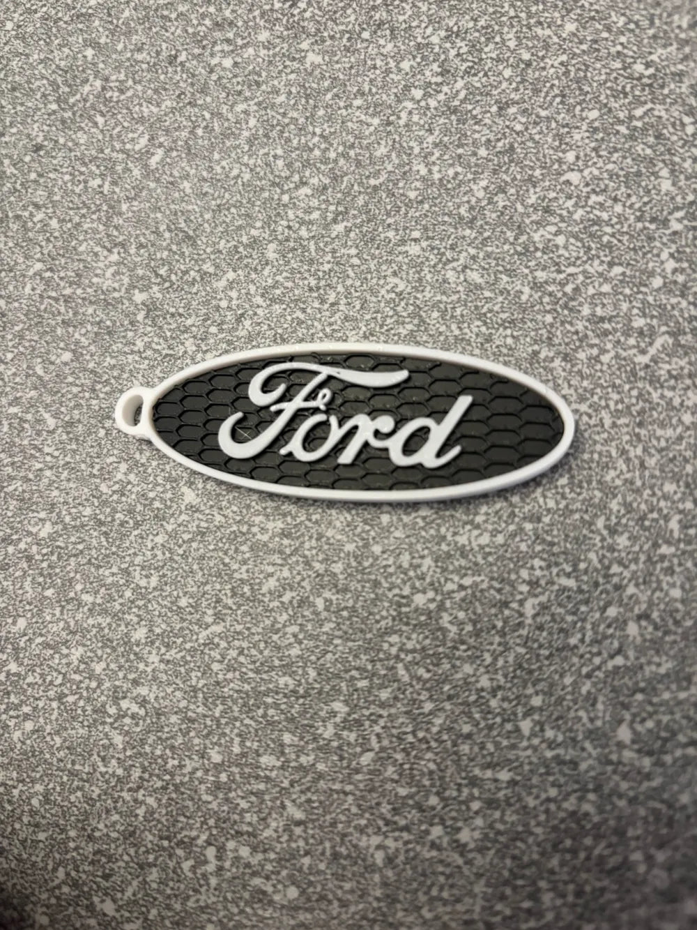 Ford stílusú fekete-fehér kulcstartók