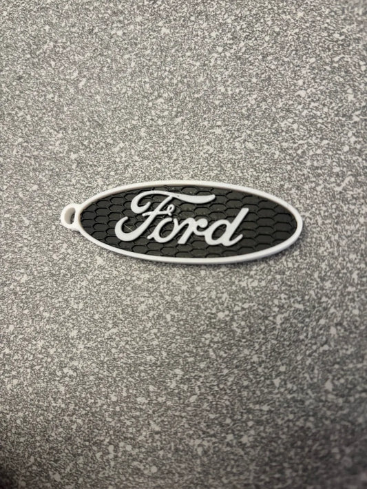 Ford stílusú fekete-fehér kulcstartók