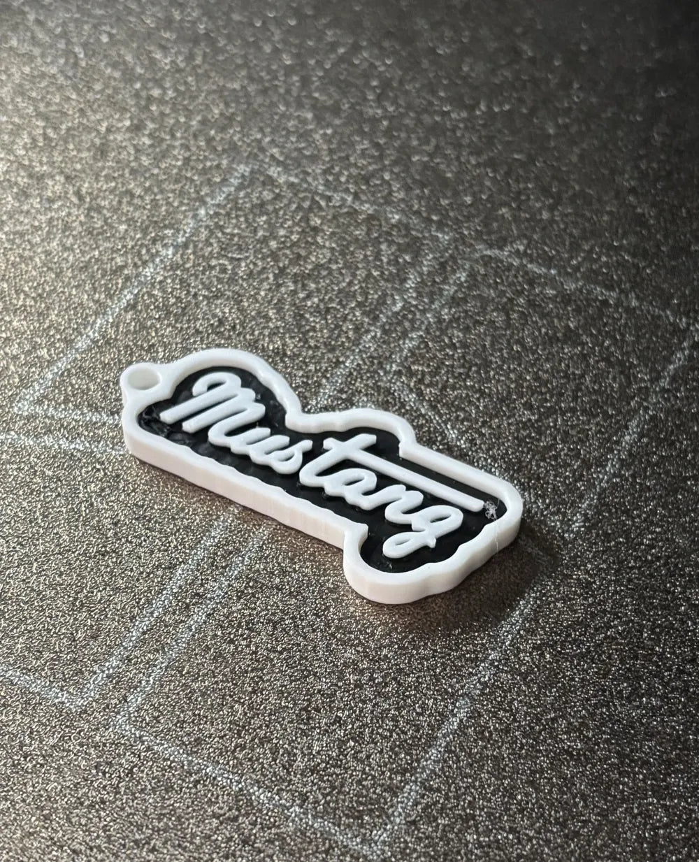 Ford stílusú fekete-fehér kulcstartók